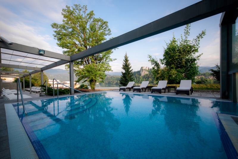 Venkovní bazén ve Wellness Živa s pohledem na jezero a hrad Bled