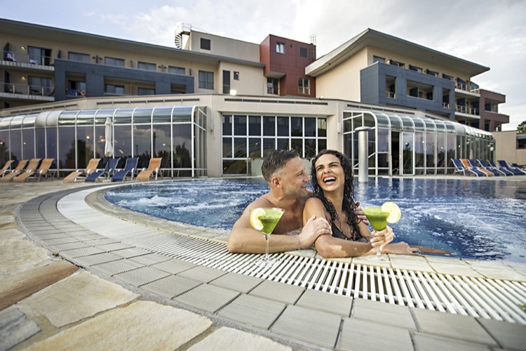 hotelový bazén je propojen s venkovním termálním bazénem